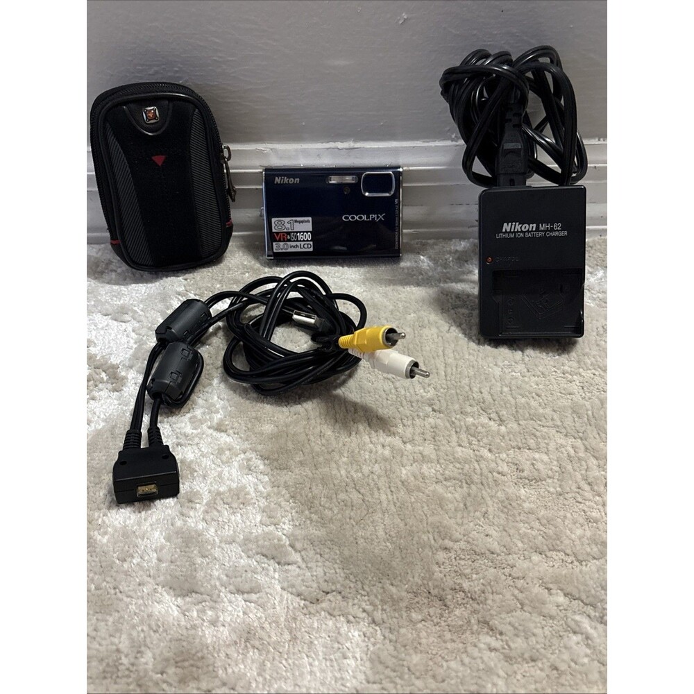 Nikon Coolpix S51 8.1 MP Digital Camera w/Accessories - Blue - Tested, Working